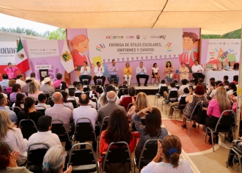 Entregan útiles escolares en zona rural