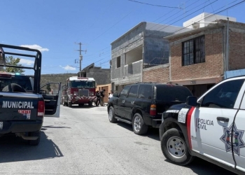 Por evitar caer al vacío, albañil se sujeta de cables de alta tensión y fallece electrocutado