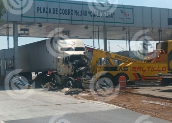 Le fallan los frenos y tumba caseta