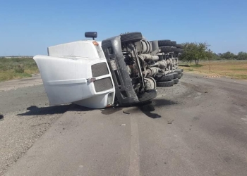 Vuelca camión carbonero en la carretera 57