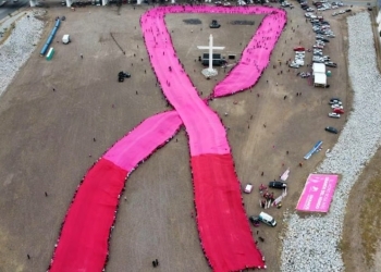 Rompen en Torreón récord Guinness con el moño rosa más grande del mundo