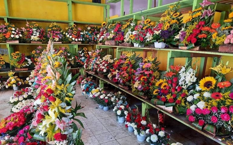 Comerciantes de flores se preparan para el Día de los Muertos