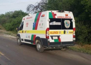 Cae mujer de motocicleta y resulta lesionada de gravedad