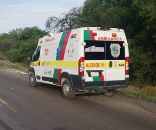 Cae mujer de motocicleta y resulta lesionada de gravedad