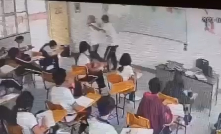 VIDEO: Estudiante lesiona a su maestra