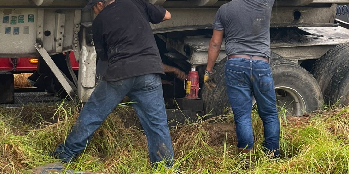 Camión carbonero se sale de la carretera