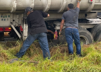 Camión carbonero se sale de la carretera