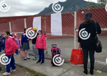 Cierran escuela y exigen que se vaya un profesor
