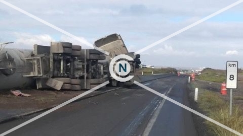 Vuelca tracto camión en la carretera a Torreón