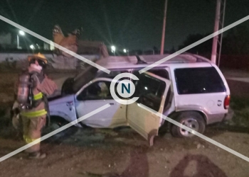 Destroza su vehículo