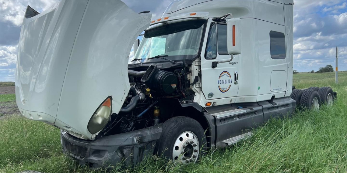 Tráiler robado utilizado en contrabando de personas es hallado abandonado en Zavala, Texas