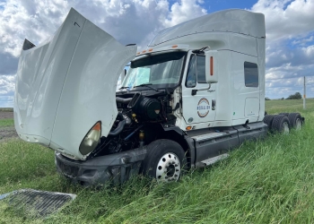 Tráiler robado utilizado en contrabando de personas es hallado abandonado en Zavala, Texas