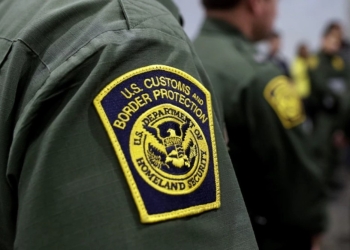 Ciudadano hondureño condenado a 6 años y medio de prisión por agredir a agente federal en Texas