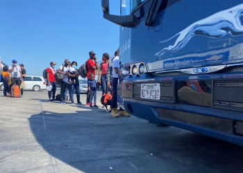 Texas quiere arrestar a los 50 mil migrantes que envió en autobús
