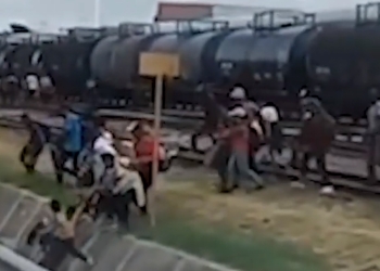 Grupo de migrantes llegan en tren a Piedras Negras