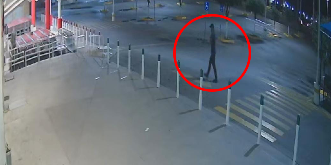 Sujeto ocasiona daños en varios locales de centro comercial, así como en una refaccionaria y un restaurante