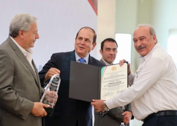 Otorga Canacintra reconocimiento a Saltillo