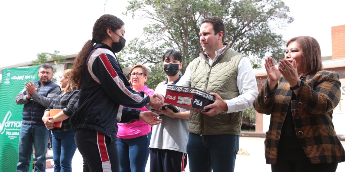 Entregan 12 mil pares de zapatos