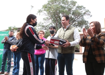 Entregan 12 mil pares de zapatos