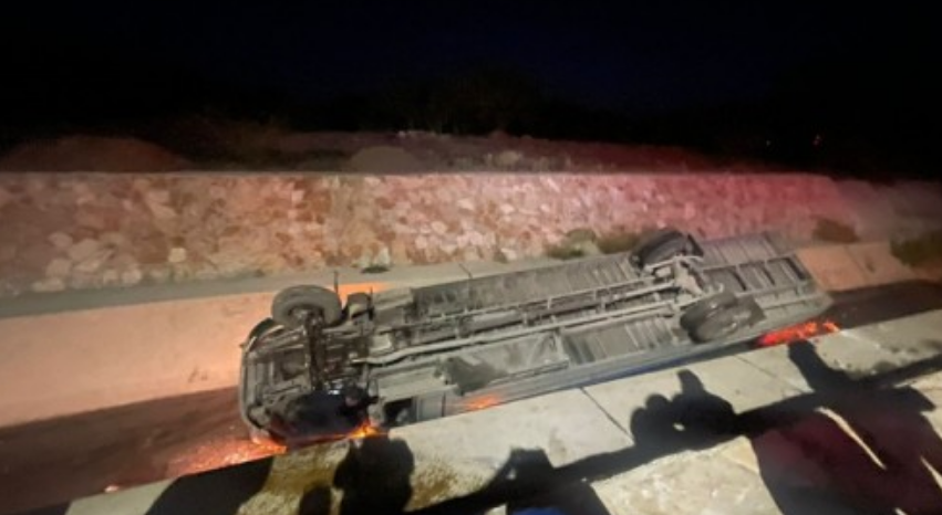 Camión de transporte vuelca y cae a canal de desagüe en Acuña
