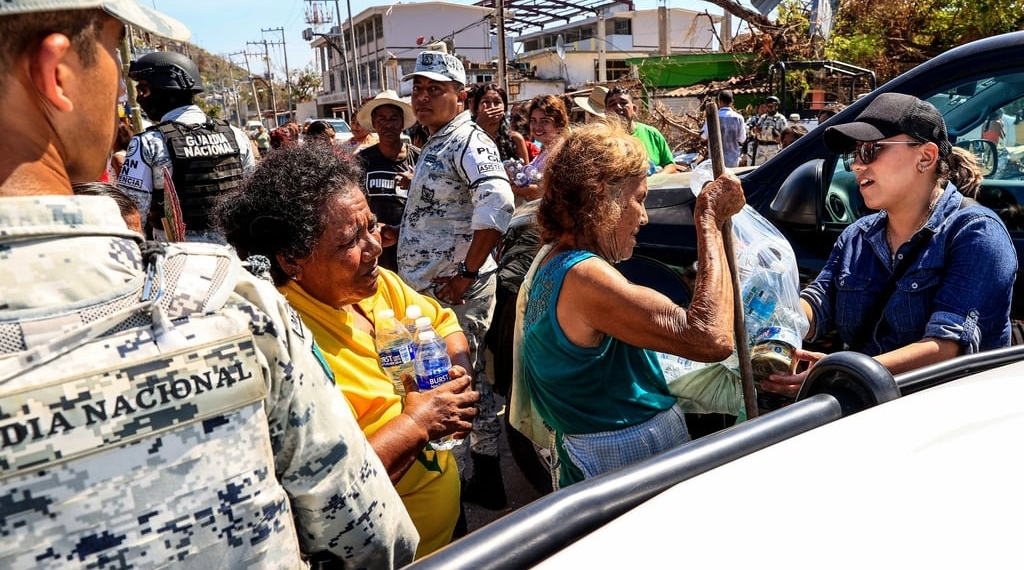 Entrega de canastas básicas a familias en Acapulco y Coyuca Benítez