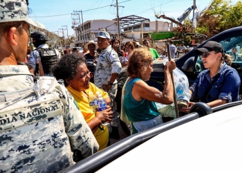 Entrega de canastas básicas a familias en Acapulco y Coyuca Benítez
