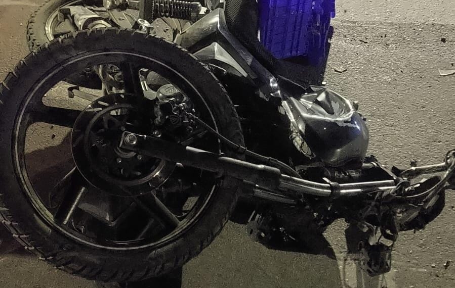 Motociclista resulta herido de gravedad tras choque
