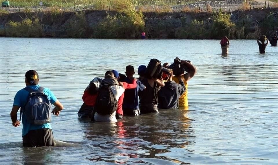 Intentan cruzar el Río Bravo casi 200 migrantes