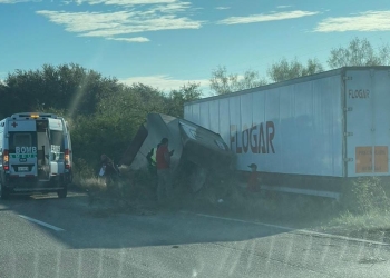 Tráiler se sale del camino sobre la carretera 57