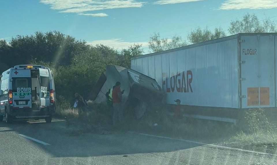Tráiler se sale del camino sobre la carretera 57