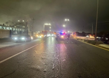 Choque y volcadura en la Carretera 57 deja tres personas lesionadas, una de gravedad