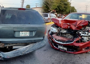 Conductor dormita y choca contra dos vehículos