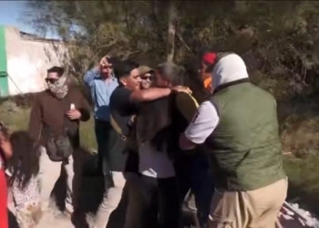 Autoridades estatales y de migración  agreden a grupo de migrantes