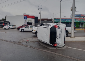 Por tratar de esquivar choque vuelca su vehículo en la Román Cepeda