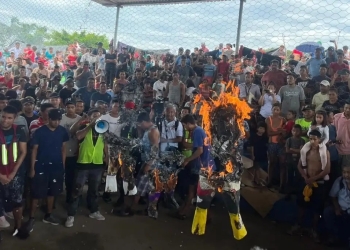 Caravana migrante protesta con quema de piñatas alusivas al INM