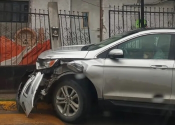Conductora impacta su vehículo contra un domicilio de la avenida Durango