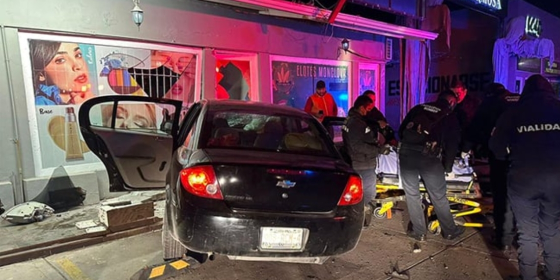 Joven ebria protagoniza accidente vial impactándose contra poste y local comercial
