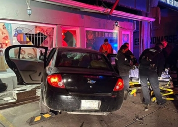 Joven ebria protagoniza accidente vial impactándose contra poste y local comercial
