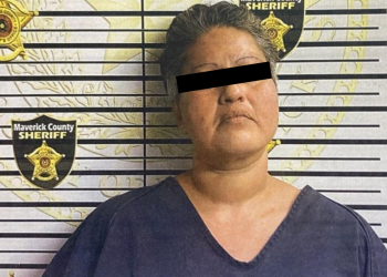 Arrestan a mujer en puente internacional dos por conducir camioneta robada