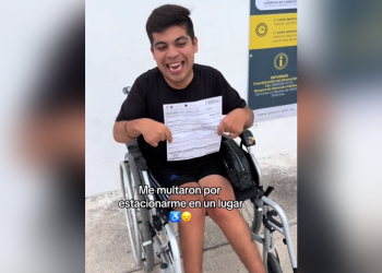 Policía multa a joven en silla de ruedas por estacionarse en espacio para personas con discapacidad