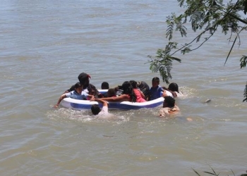 Migrantes cruzan el río Bravo sin impedimentos a pesar de vigilancia oficial