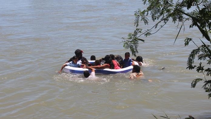 Migrantes cruzan el río Bravo sin impedimentos a pesar de vigilancia oficial