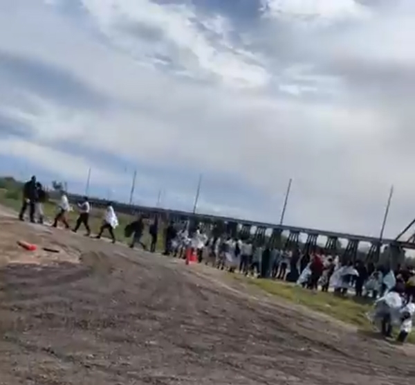 700 personas cruzan Ilegalmente el Río Bravo, amenaza de cierre en Puente Internacional 1