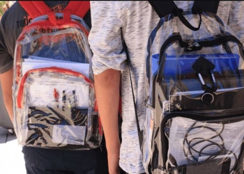 Mochilas transparentes reducen hallazgo de objetos riesgosos en escuelas