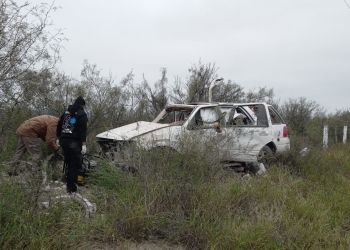 Aparatosa volcadura registrada en la 57 deja dos muertos y un herido grave