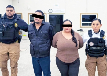 Detienen a pareja por robo con violencia en negocio de conveniencia
