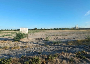 Vuelca tractocamión por exceso de carga