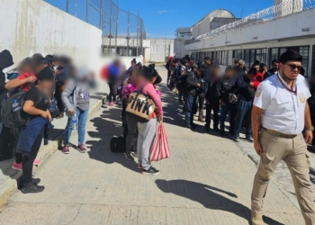 Rescatan a más de 100 migrantes que estaban encerrados en la caja de un tráiler