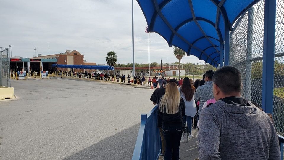 Largas filas en el Puente Uno para cruzar a pie a Eagle Pass