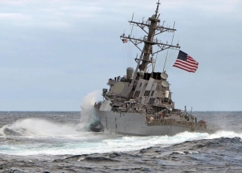 Atacan barcos y buque de guerra de EU en Mar Rojo, confirma Pentágono